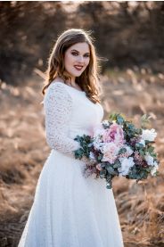 Celokrajkové svatební šaty ADELE PLUS – přední pohled