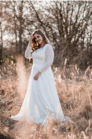 Celokrajkové svatební šaty ADELE PLUS – decentní detail