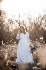 Celokrajkové svatební šaty ADELE PLUS – detail výstřihu