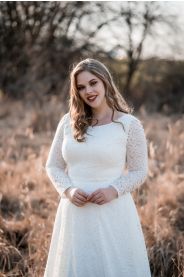 Celokrajkové svatební šaty ADELE PLUS – elegantní detail