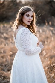 Celokrajkové svatební šaty ADELE PLUS – jemný detail