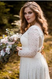 Celokrajkové svatební šaty ADELE PLUS – boční pohled