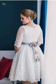 Folklórní svatební šaty PLUS – boční pohled