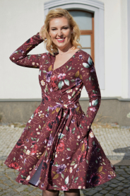 Zavinovací úpletové šaty vínové – přední pohled