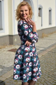 Dílové úpletové šaty modré s kytkami MiaBella