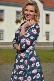 Dílové úpletové šaty modré s kytkami – přední pohled