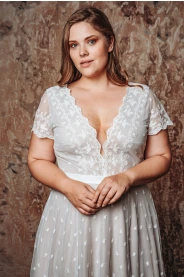 Celokrajkové svatební šaty MILLI PLUS – zadní pohled