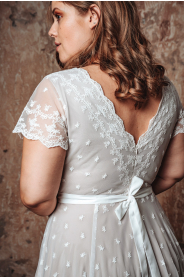 Celokrajkové svatební šaty MILLI PLUS – detail modelu