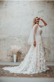 Květinové svatební šaty FLORANCE PLUS – na postavě
