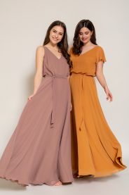 Dlouhé šifonové šaty s rukávy – boční pohled