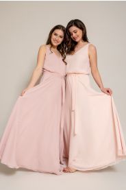 Dlouhé šifonové šaty s rukávy – silueta modelu