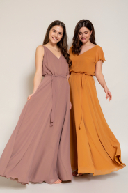 Dlouhé šifonové šaty s rukávy – boční pohled