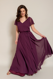 Dlouhé šifonové s vázaním za krk – silueta modelu