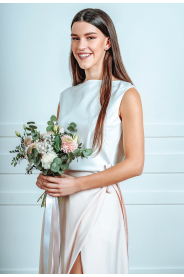 top s lodičkovým výstřihem