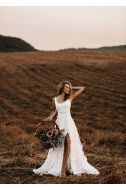 Květinové svatební šaty FLORANCE – na postavě