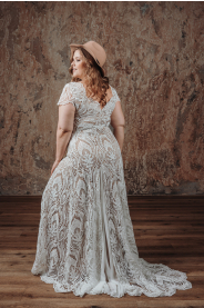 Odvážné svatební šaty MAYA PLUS – boční pohled