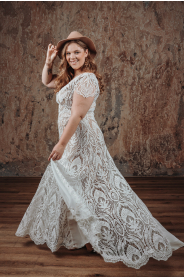 Odvážné svatební šaty MAYA PLUS – přední pohled