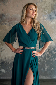 Šifonové společenské šaty s rukávky – boční pohled