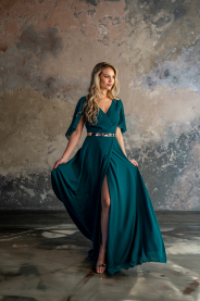 Šifonové společenské šaty s rukávky – silueta modelu