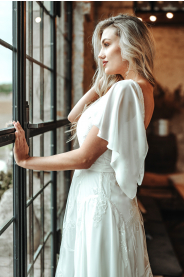 2338 9 krajkove svatebni saty angel plus