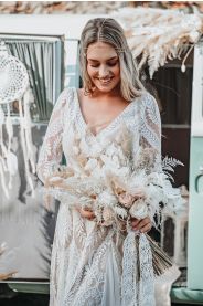 Svatební šaty pro plnoštíhlé Krajkové boho šaty Davine Plus – na postavě