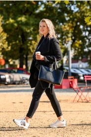 Podzimní kabát se širokým límcem – přední pohled