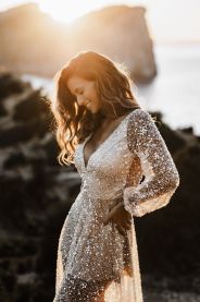 LUMINA třpytivé svatební šaty – boční pohled