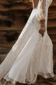 Svatební šaty Salma výrazné šaty s rukávy – zadní pohled