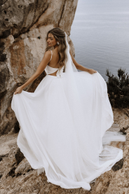 Svatební šaty Lliri lehounké šifonové šaty – silueta modelu