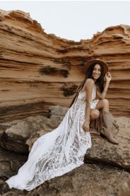 KAIA celokrajkové boho svatební šaty – boční pohled