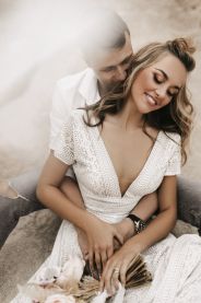 Svatební šaty pro plnoštíhlé Vzorkové šaty Lola Plus – na postavě