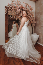 ELISIA PLUS krajkové šaty na jedno rameno