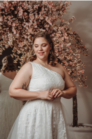 ELISIA PLUS krajkové šaty na jedno rameno