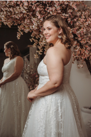 ELISIA PLUS krajkové šaty na jedno rameno