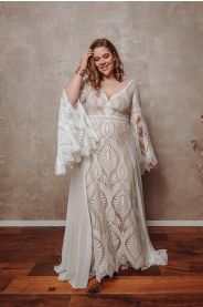 SELENE PLUS bohémské svatební šaty – boční pohled
