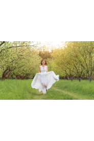 Svatebni saty s bavlnene krajky s hlubokym vystrihem