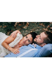 Svatebni saty s bavlnene krajky s hlubokym vystrihem