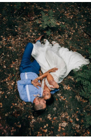 Svatebni saty s bavlnene krajky s hlubokym vystrihem