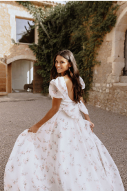 květinové svatební šaty