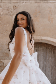 květinové svatební šaty