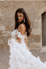 celokrajkové svatební šaty