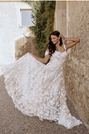 celokrajkové svatební šaty