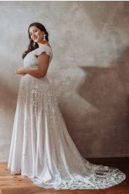 Svatební šaty pro plnoštíhlé Grace Plus – boční pohled