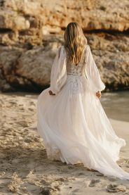 Svatební šaty Calvia – boční pohled