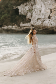 Svatební šaty Deia – boční pohled