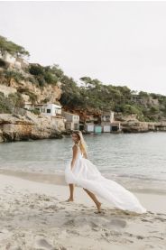 Svatební šaty Sai – čistá silueta