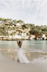 Svatební šaty Claudia – decentní detail