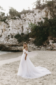 svatební šaty s bohatou tylovou sukní