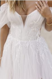 Svatební šaty Leela – boční pohled