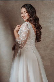 svatební šaty s tylovou sukní plus size